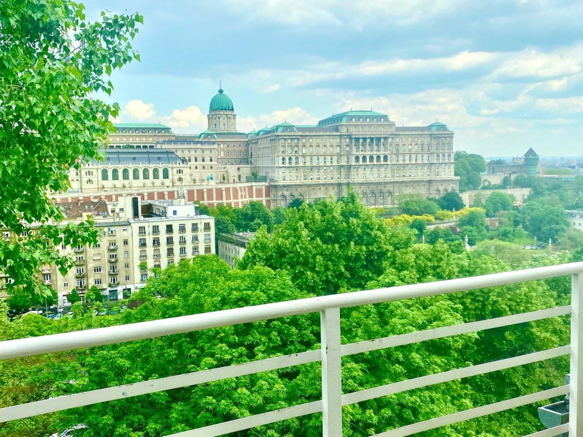 Luxury With Balcony View On Caslte Appartement *